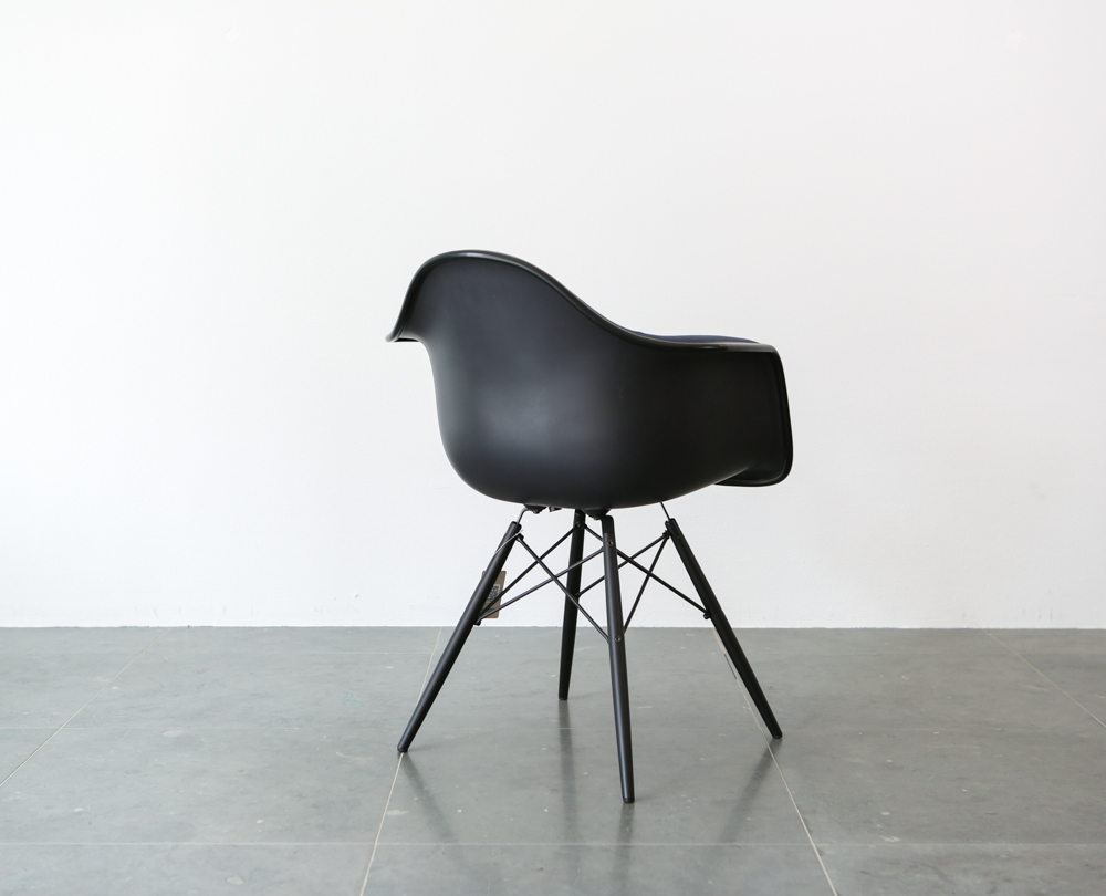 kijk in Lijkenhuis Lastig Vitra DAW stoel volledig bekleed | Gerritsma Interieur